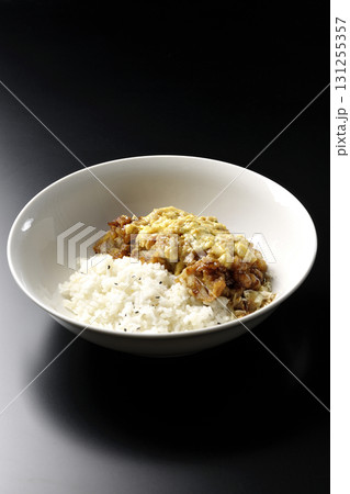 チキン南蛮丼を黒背景で撮影 131255357