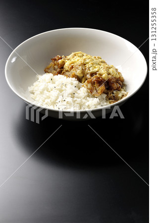 チキン南蛮丼を黒背景で撮影 131255358