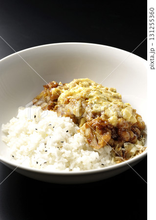 チキン南蛮丼を黒背景で撮影 131255360