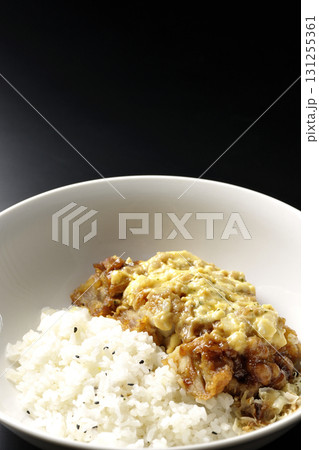 チキン南蛮丼を黒背景で撮影 131255361