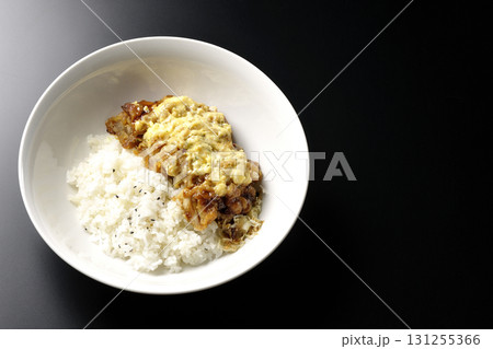 チキン南蛮丼を黒背景で撮影 131255366
