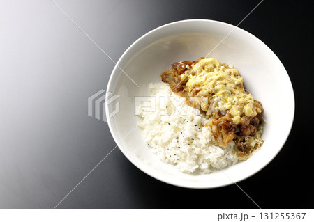 チキン南蛮丼を黒背景で撮影 131255367