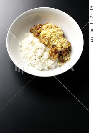 チキン南蛮丼を黒背景で撮影 チキン南蛮丼を黒背景で撮影 131255370