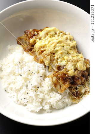 チキン南蛮丼を黒背景で撮影 131255371