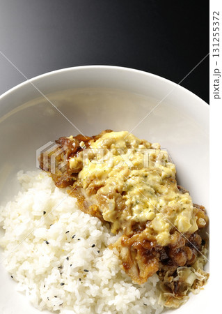 チキン南蛮丼を黒背景で撮影 131255372