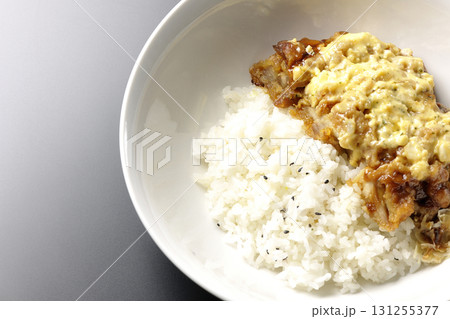 チキン南蛮丼を黒背景で撮影 チキン南蛮丼を黒背景で撮影 131255377