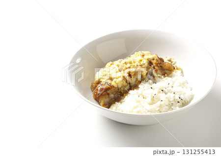 チキン南蛮丼を白背景で撮影 131255413