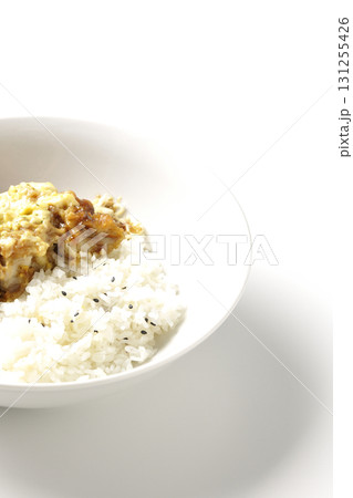 チキン南蛮丼を白背景で撮影 131255426