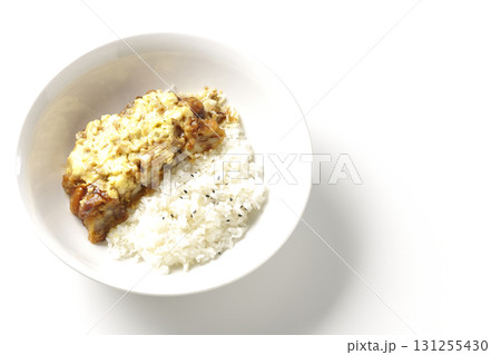 チキン南蛮丼を白背景で撮影 131255430