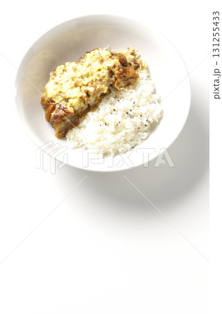 チキン南蛮丼を白背景で撮影 131255433
