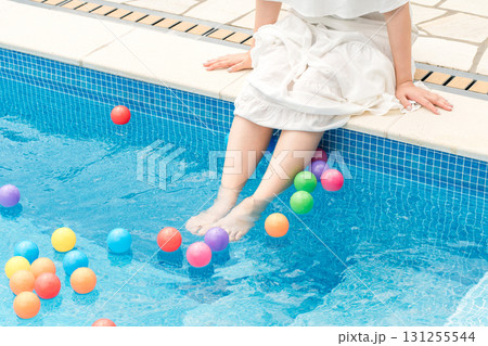 旅行先のリゾートホテルのプールサイドで遊ぶ女性の足元 旅行先のリゾートホテルのプールサイドで遊ぶ女性の足元 131255544