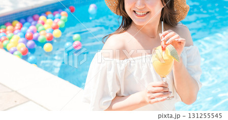 プールサイドでトロピカルジュースを飲む若いアジア人女性(リゾート,バカンス,バケーション) プールサイドでトロピカルジュースを飲む若いアジア人女性(リゾート,バカンス,バケーション) 131255545