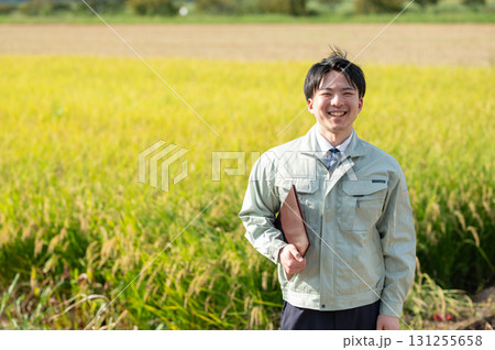 田んぼと職員 田んぼと職員 131255658