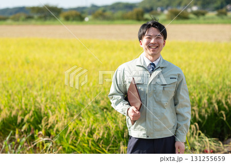 田んぼと職員 131255659