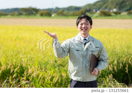 田んぼと職員 田んぼと職員 131255661