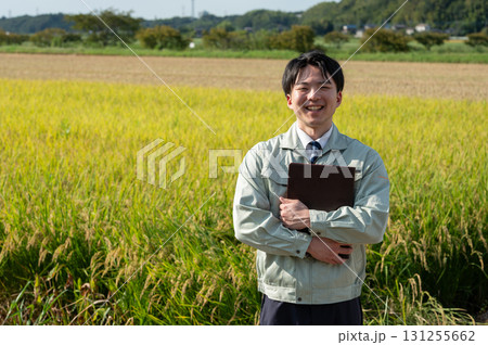 田んぼと職員 田んぼと職員 131255662