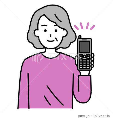 ガラケーを手に持って見せる年配の女性 ガラケーを手に持って見せる年配の女性 131255810