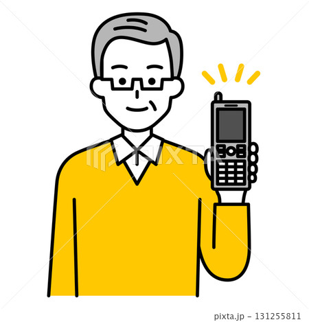 ガラケーを手に持って見せる年配の男性 131255811