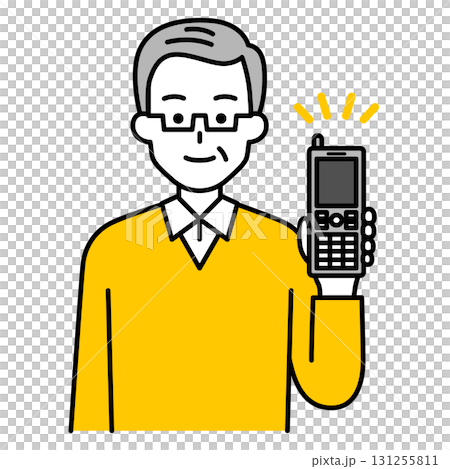 ガラケーを手に持って見せる年配の男性 131255811