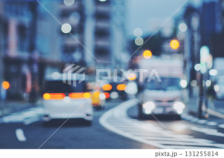 夕暮れの道路ぼかし風景 131255814