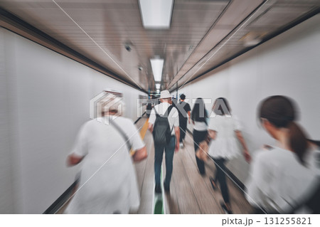 地下道を歩く人の後ろ姿 131255821