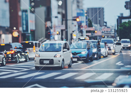夕暮れの道路風景 131255925