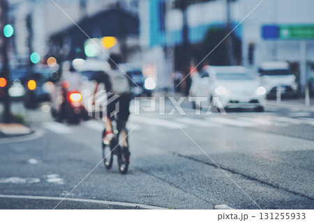 自転車に乗る人と道路風景 自転車に乗る人と道路風景 131255933