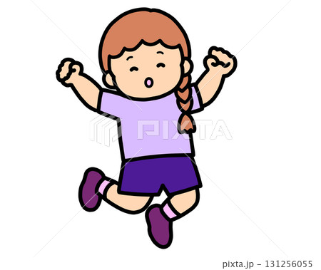 笑顔でジャンプする女の子 131256055