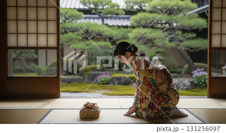 着物姿の日本人女性　風呂敷包みを持ってくる 131256097