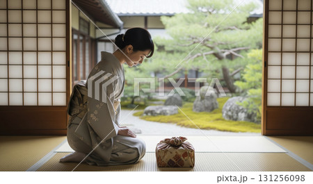 着物姿の日本人女性　風呂敷包みを持ってくる 131256098