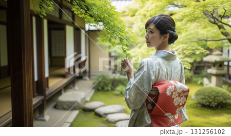 着物姿の日本人女性　縁側から庭園を眺める　青紅葉 131256102