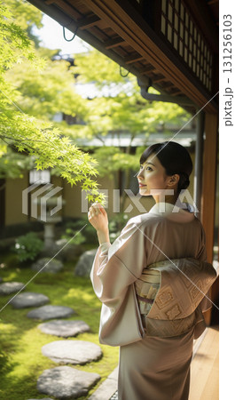 着物姿の日本人女性 縁側から庭園を眺める 青紅葉 着物姿の日本人女性 縁側から庭園を眺める 青紅葉 131256103
