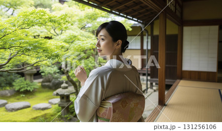 着物姿の日本人女性　縁側から庭園を眺める　青紅葉 131256106
