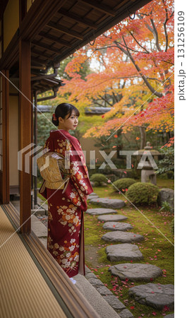 着物姿の日本人女性　縁側から紅葉が美しい庭園を眺める 131256109