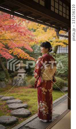 着物姿の日本人女性　縁側から紅葉が美しい庭園を眺める 131256110
