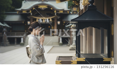 着物姿の日本人女性　神社へお参りに行く 131256116