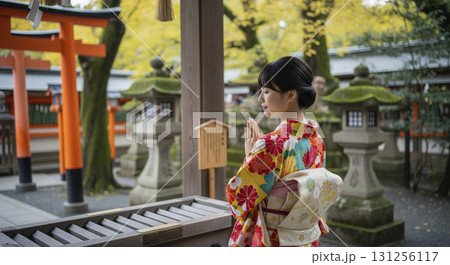 着物姿の日本人女性　神社へお参りに行く 131256117