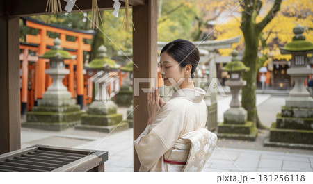 着物姿の日本人女性　神社へお参りに行く 131256118