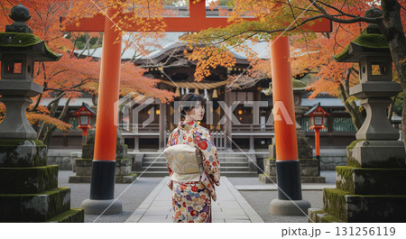 着物姿の日本人女性　神社へお参りに行く 131256119