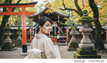着物姿の日本人女性 神社へお参りに行く 着物姿の日本人女性 神社へお参りに行く 131256120