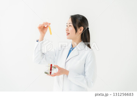 ビジネス　白衣の女性　研究員 131256683
