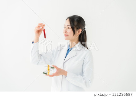 ビジネス　白衣の女性　研究員 131256687