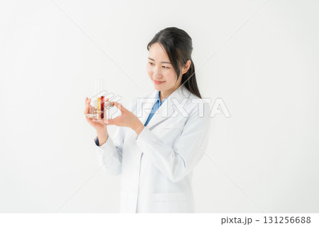 ビジネス　白衣の女性　研究員 131256688