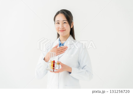 ビジネス　白衣の女性　研究員 131256720