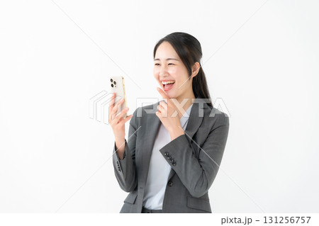 ビジネス　女性　スーツ　スマホ 131256757