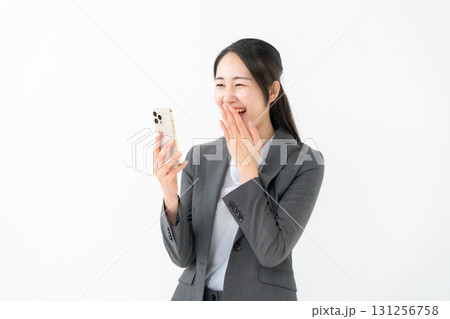 ビジネス　女性　スーツ　スマホ 131256758