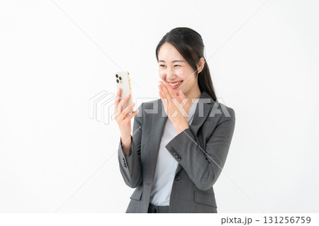 ビジネス　女性　スーツ　スマホ 131256759