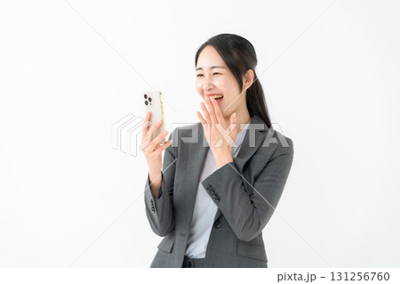 ビジネス 女性 スーツ スマホ ビジネス 女性 スーツ スマホ 131256760