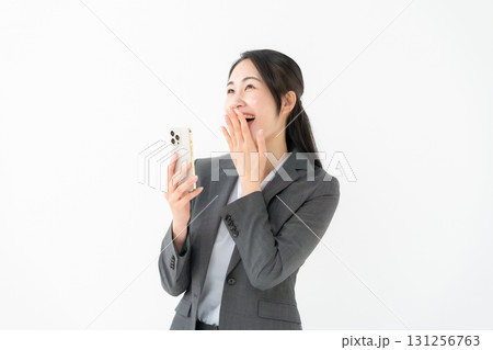 ビジネス　女性　スーツ　スマホ 131256763