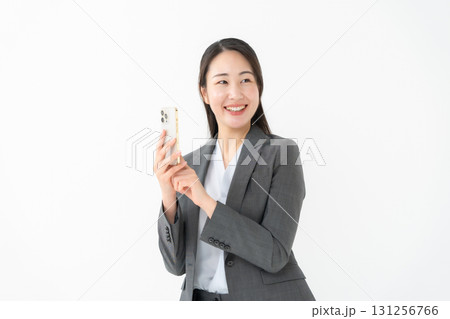 ビジネス　女性　スーツ　スマホ 131256766